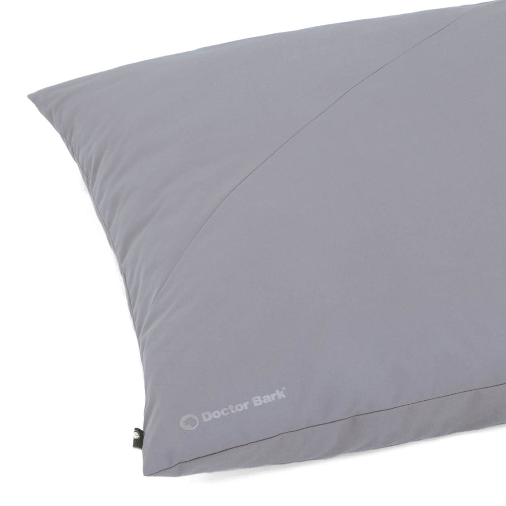 Graues Doctor Bark Country-Kissen mit modernem Design und strukturierter Oberfläche, ideal für jedes Zuhause.