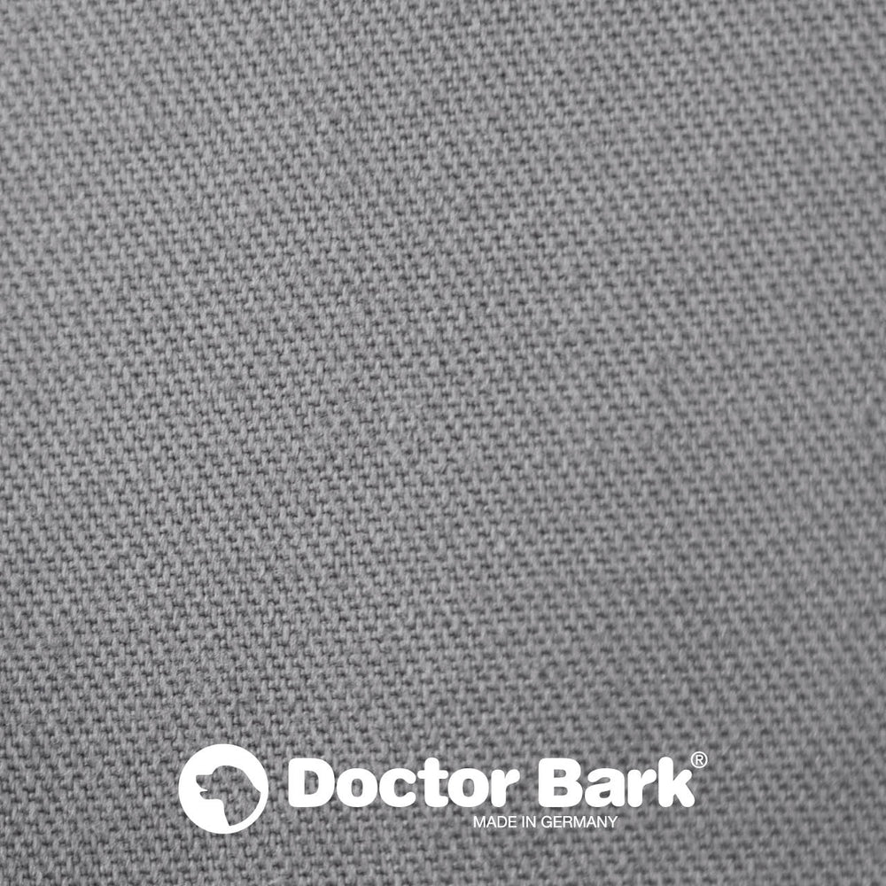 Graues Doctor Bark Country-Kissen mit feiner Struktur und dem "MADE IN GERMANY"-Logo im Vordergrund.