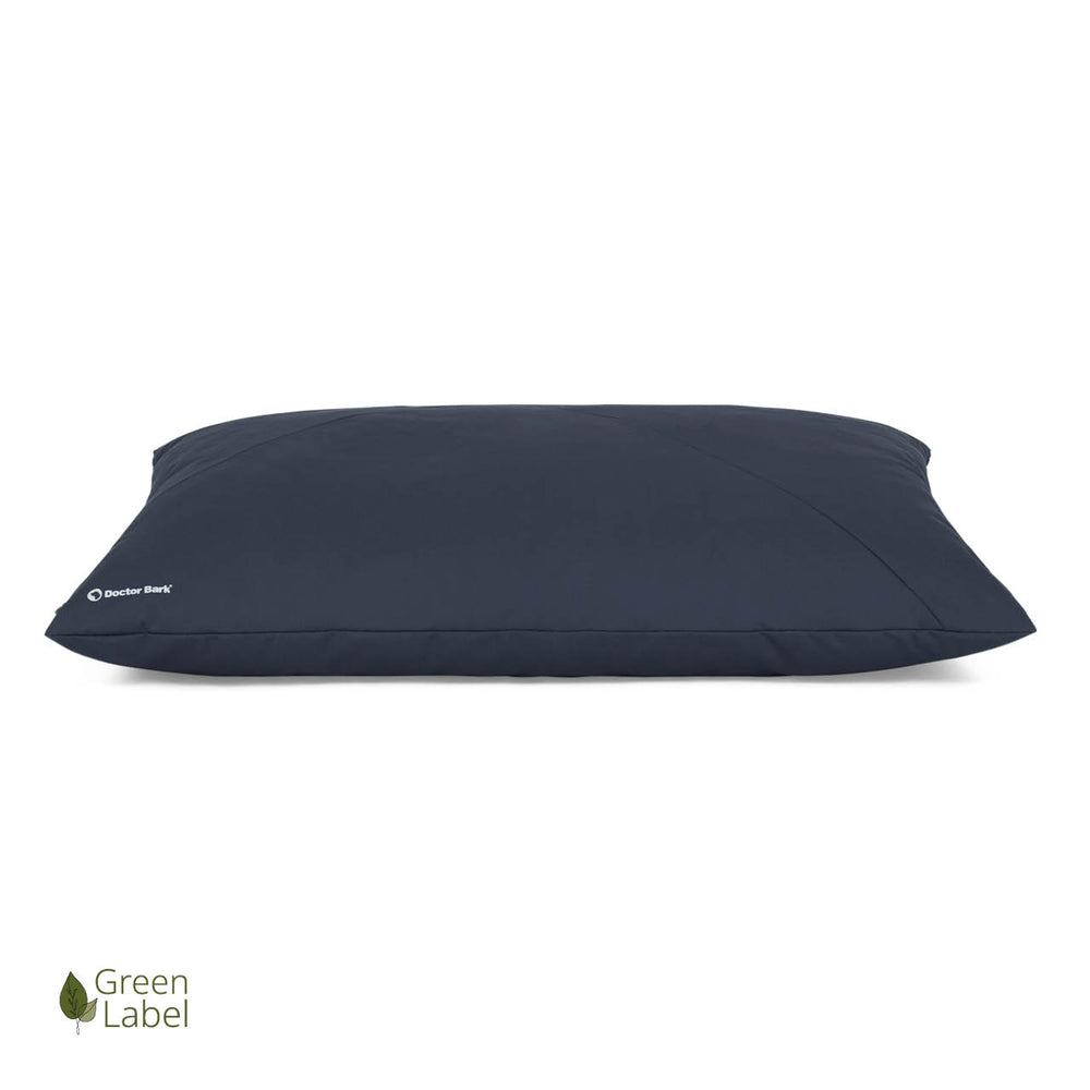 Dunkelblaues Doctor Bark Country-Kissen mit schlichter Form auf weißem Hintergrund, inklusive Green Label.