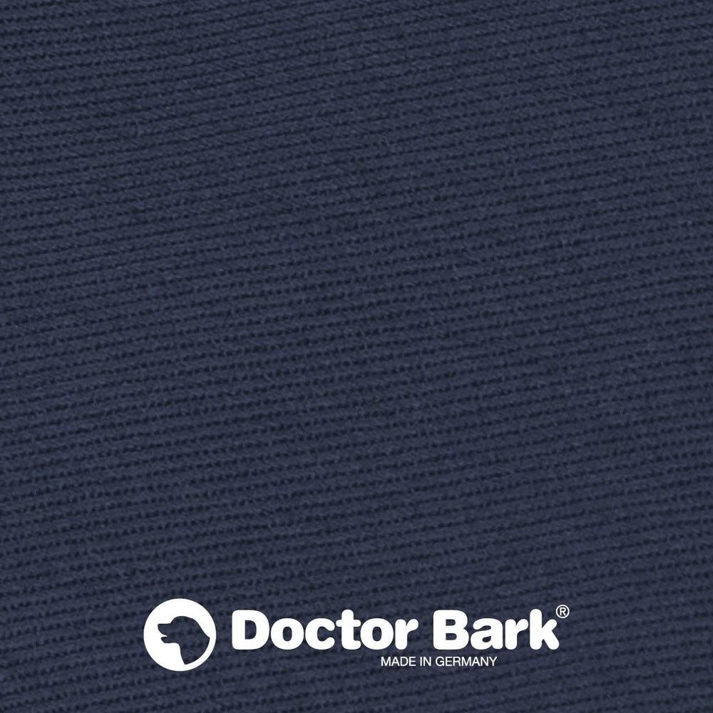 Dunkelblaues Country-Kissen von Doctor Bark mit strukturiertem Stoff und "MADE IN GERMANY"-Logo.
