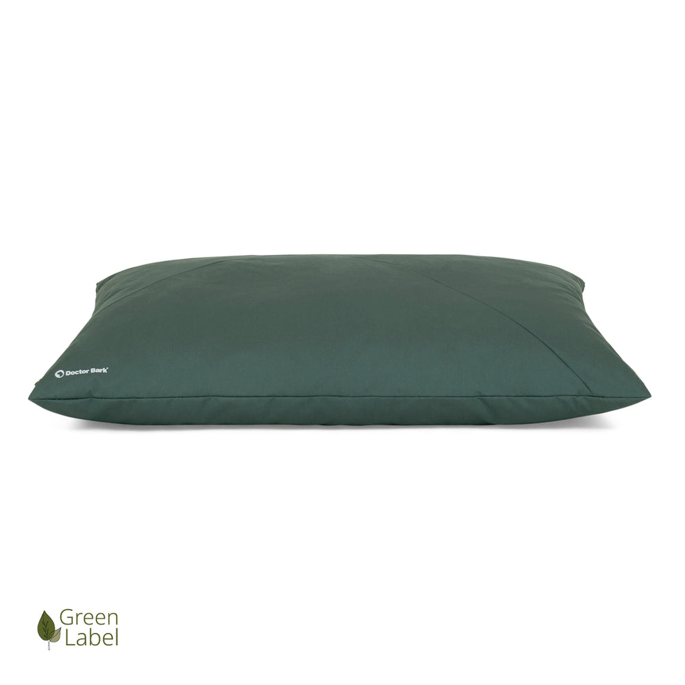 Grünes Doctor Bark Country-Kissen mit modernem Design und dem Logo von Green Label auf der Vorderseite.