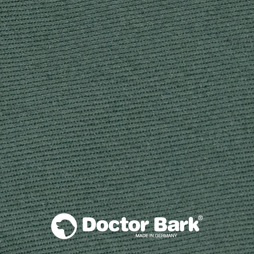 "Doctor Bark Country-Kissen in gedämpften Grüntönen mit feiner Struktur und deutschem Logo."