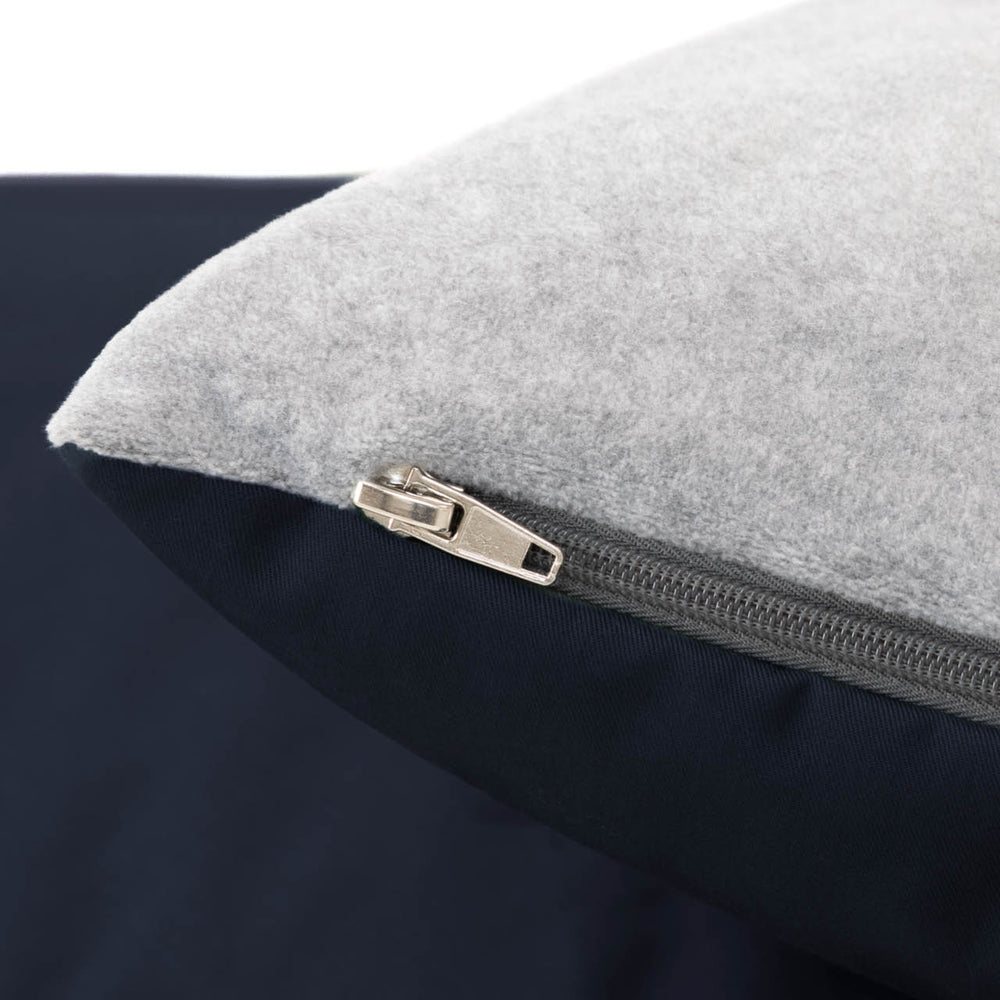 "Grau-blaues Country-Kissen von Doctor Bark mit offenem Reißverschluss für moderne Hunde-Accessoires."