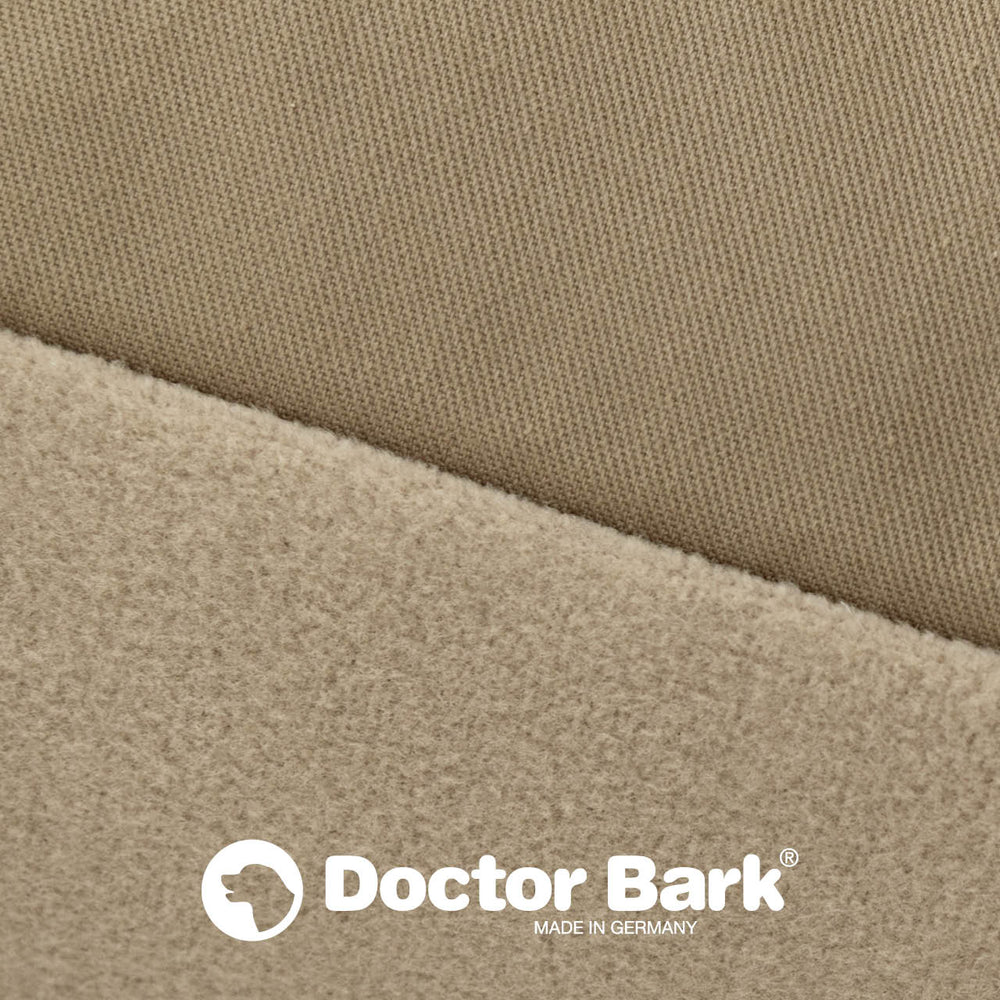 Detailaufnahme des Doctor Bark Country-Kissens mit beigem Stoff in glatter und flauschiger Textur.