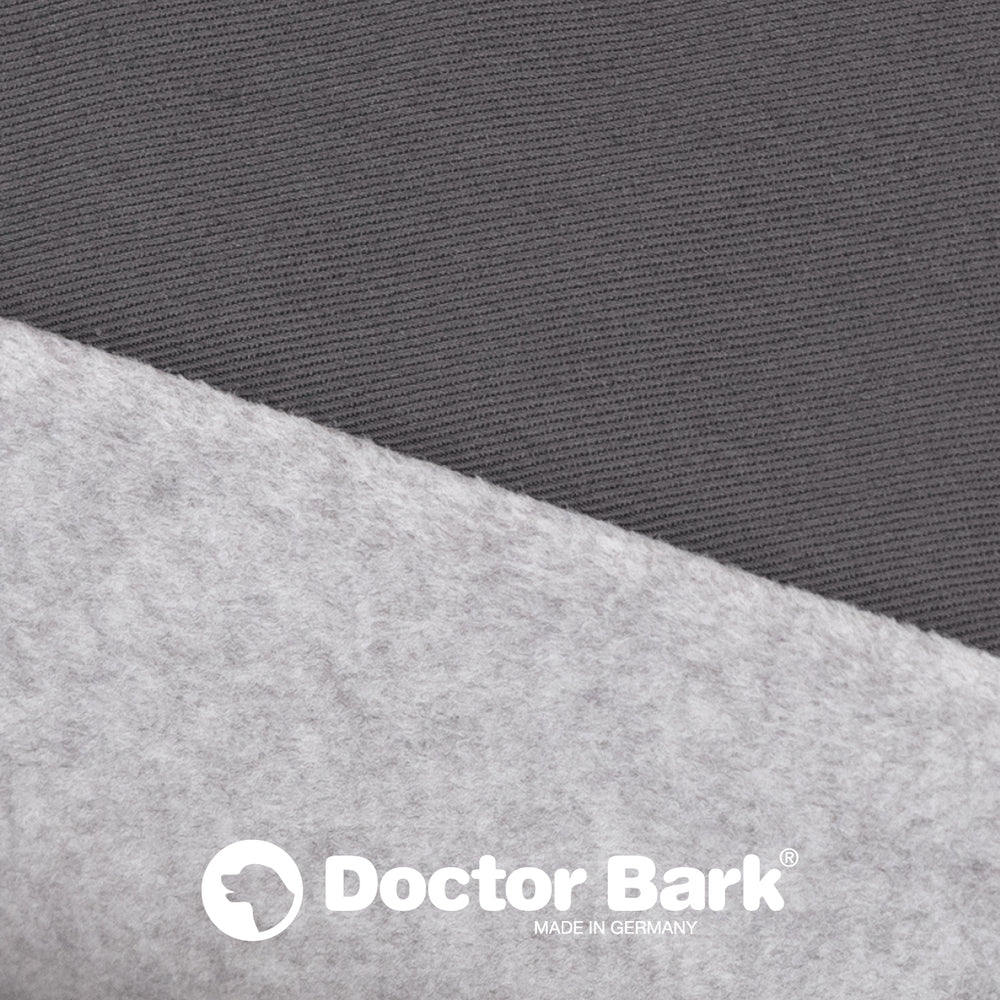 "Doctor Bark Country-Kissen mit grauem strukturiertem und weichem Fleece-Stoff in diagonaler Anordnung."