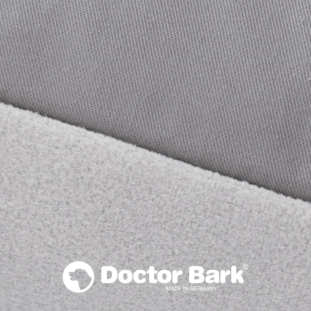 Doctor Bark Country-Kissen mit grauem und hellem Stoff, gut sichtbar ist das Logo unten.