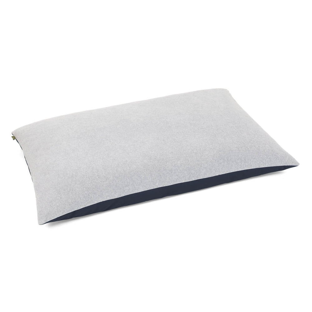 Rechteckiges Doctor Bark Country-Kissen mit filzartigem grauen Bezug und dunkelblauem Unterteil, modernes Design.