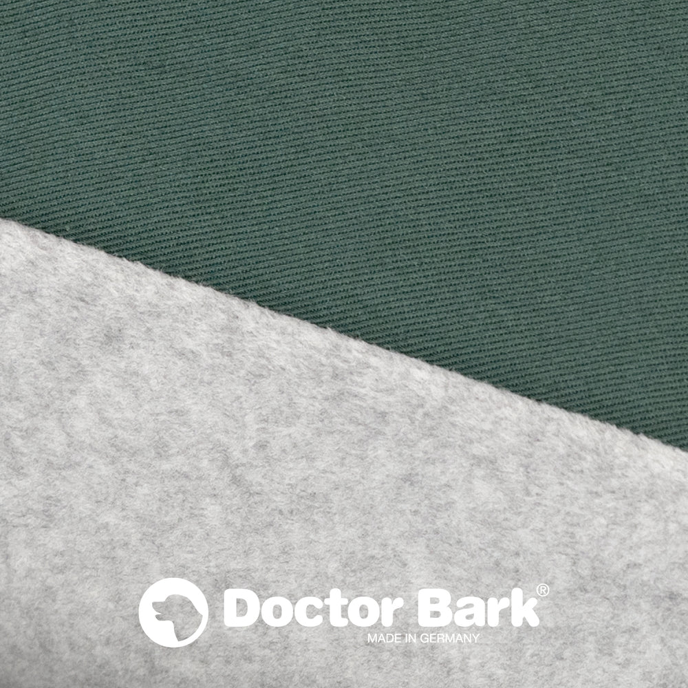 Dunkelgrünes und graues Country-Kissen von Doctor Bark mit weichem Bezug und Logo in der Ecke.