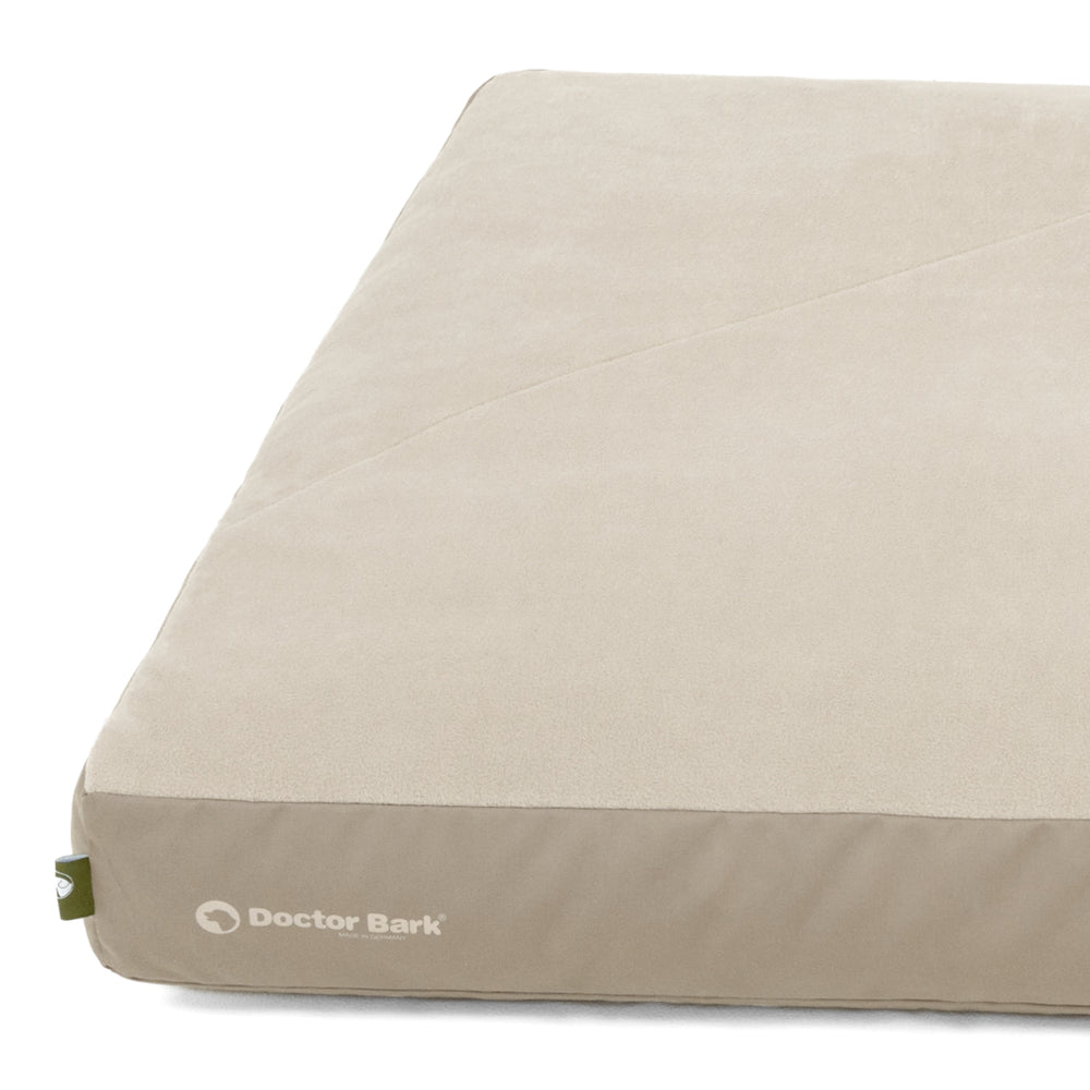Bequemes beige Lounge-Kissen von Doctor Bark für Hunde, rechteckige Form und abgerundete Kanten, ideal zum Entspannen.