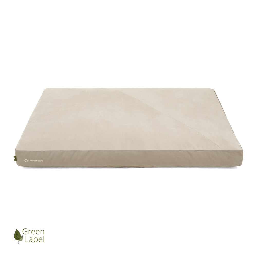 Beige Lounge-Matratze von Doctor Bark mit samtigem Bezug und grünem Label auf weißem Hintergrund.