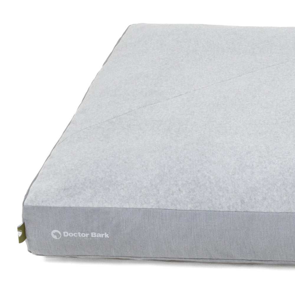 Hundebett von Doctor Bark in grau meliert, quadratisch, mit flauschiger Oberseite für optimalen Komfort.