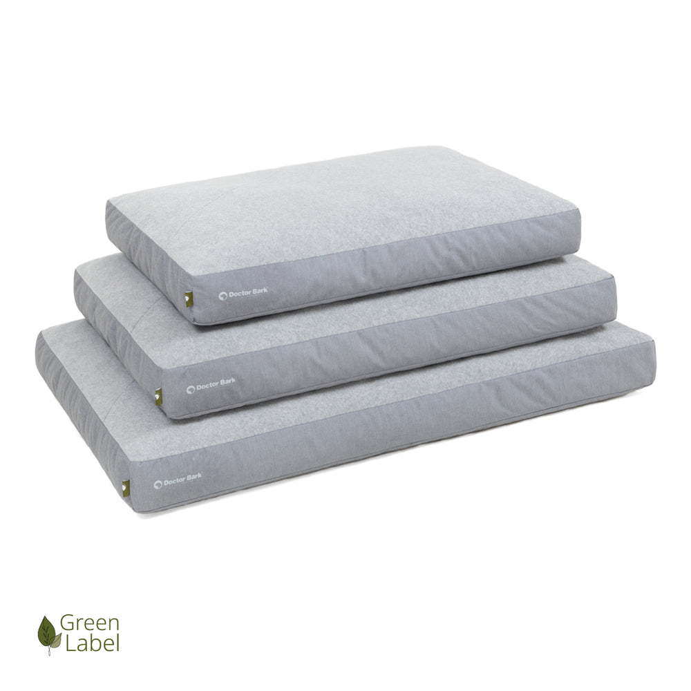 Stapelbare, rechteckige Lounge-Kissen in Grau mit modernem Bezug und Green Label Logo im Eck.