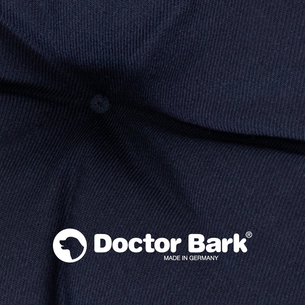 Dunkelblaues Country-Kissen von Doctor Bark mit mittiger Naht und "MADE IN GERMANY"-Logo. Perfekt für stilvolle Innenräume.