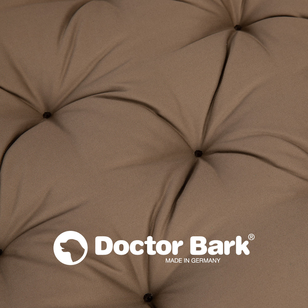 Braunes Doctor Bark orthopädisches Country-Kissen mit gepunkteter Steppung und deutschem Qualitätslogo.