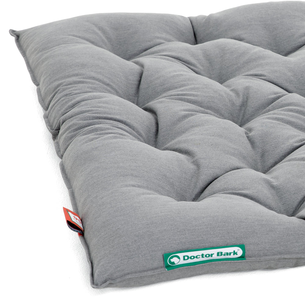 Graues, gestepptes Hundebett von Doctor Bark mit weicher Oberfläche für optimalen Komfort.