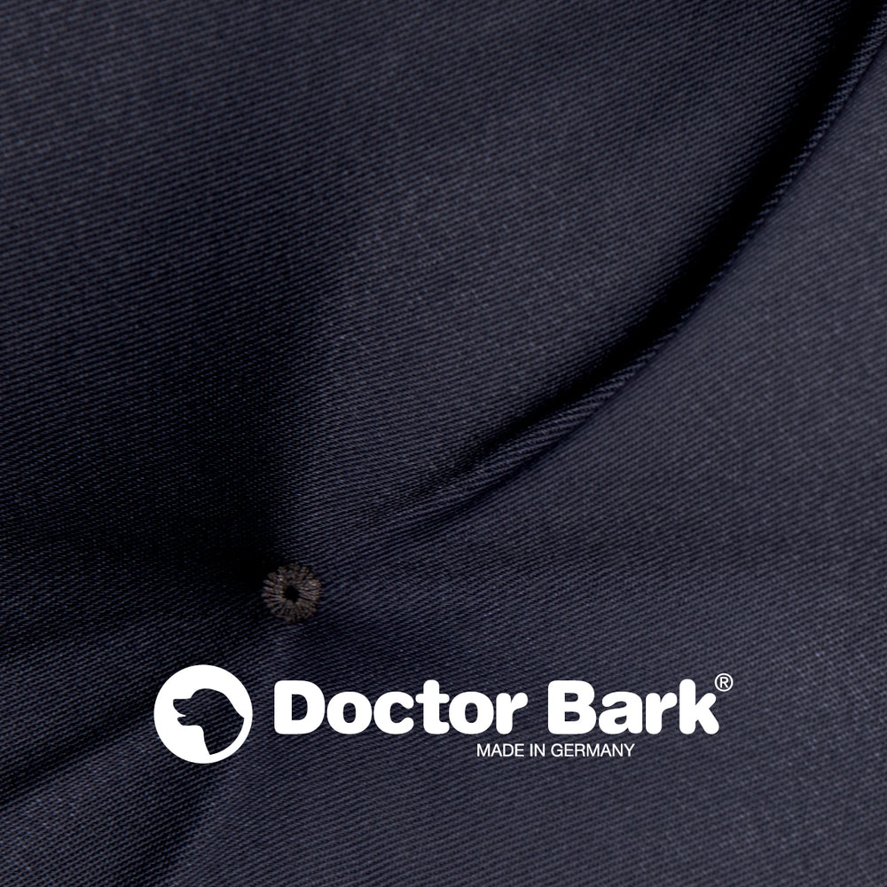 Dunkelblaues Doctor Bark Kissen mit Knopfdetails und "MADE IN GERMANY" Logo in der Ecke.