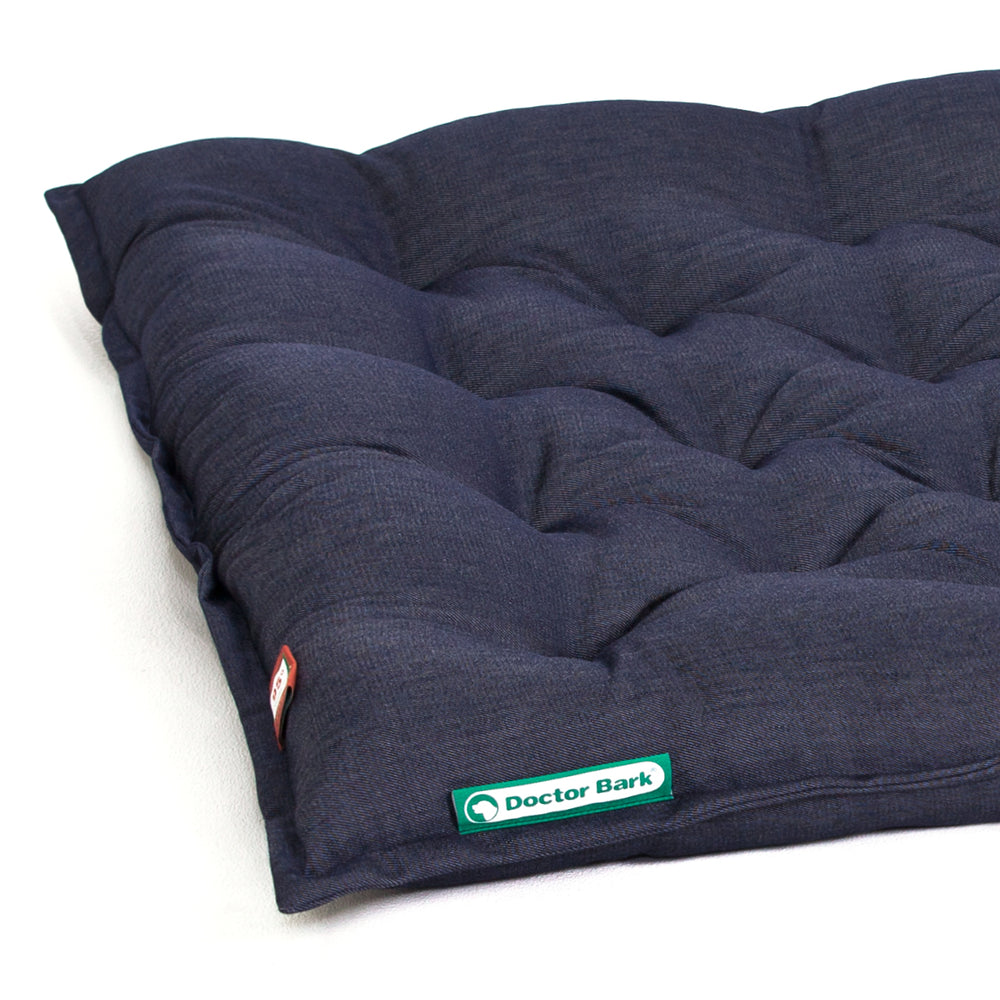 Dunkelblaue gepolsterte Matte im Karo-Design von Doctor Bark, weich und gemütlich für Haustiere.
