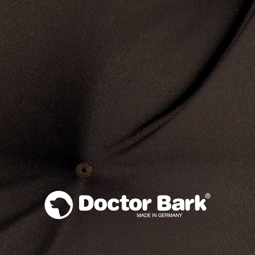 Braunes, strukturiertes Lounge-Kissen von Doctor Bark mit Knopfverzierung und "Made in Germany"-Logo.