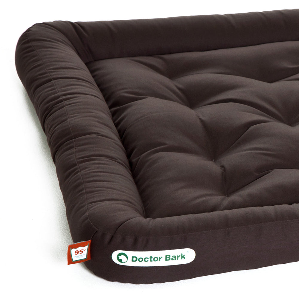 Rechteckiges, hundefreundliches Lounge-Kissen von Doctor Bark in Dunkelbraun mit gepolsterter, quilted Oberfläche.
