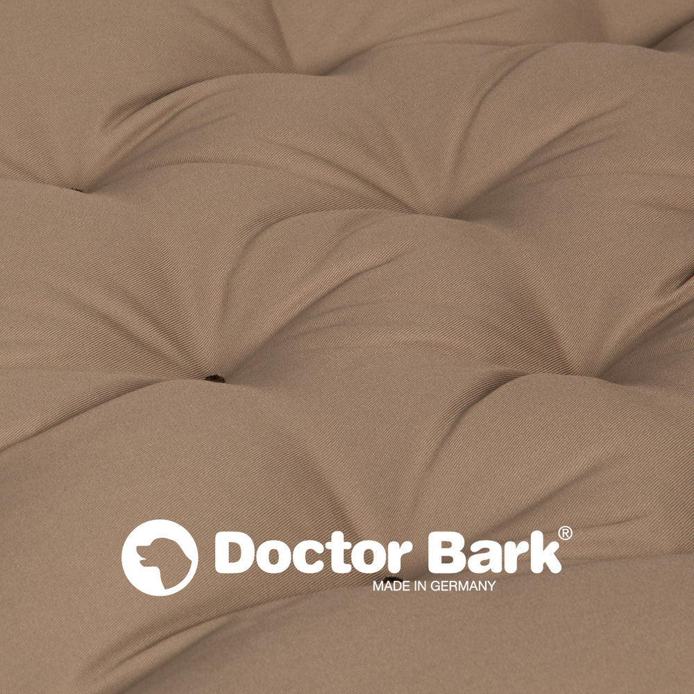 Braune gepolsterte Lounge-Kissen von Doctor Bark mit gestepptem Design und Logo. Ideal für den Komfort von Haustieren.