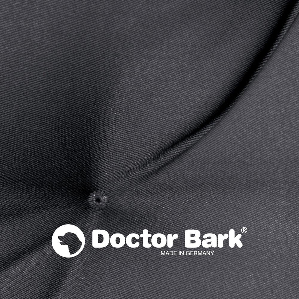 Schwarzes Lounge-Kissen von Doctor Bark mit Knopfverzierung und "MADE IN GERMANY"-Logo. Ideal für Komfort und Stil.