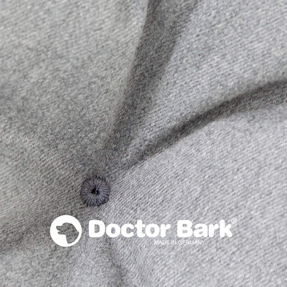 Graues Doctor Bark Lounge-Kissen mit strukturierter Oberfläche und Knopf, MADE IN GERMANY.