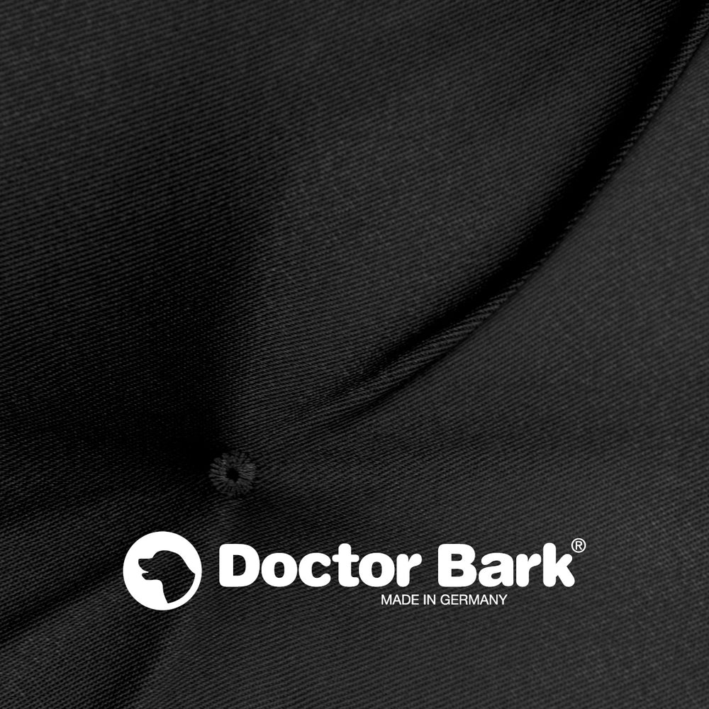 Schwarzes Lounge-Kissen von Doctor Bark mit Naht, Knopf und "MADE IN GERMANY"-Logo. Ideal für Haustiere.