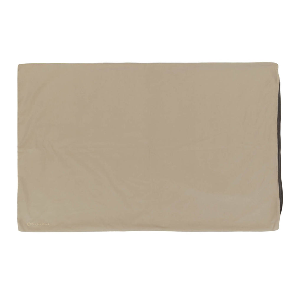 Rechteckiges Country-Kissen Cover in neutralen Farben, glatt mit dunklerer Seite auf flacher Oberfläche.