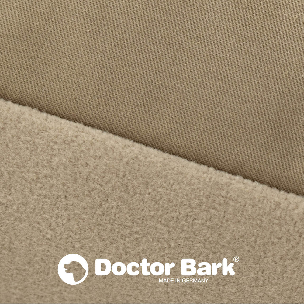 Beige Country-Kissenbezug von Doctor Bark mit glatter und flauschiger Textur. Ideal für gemütliche Wohnräume.