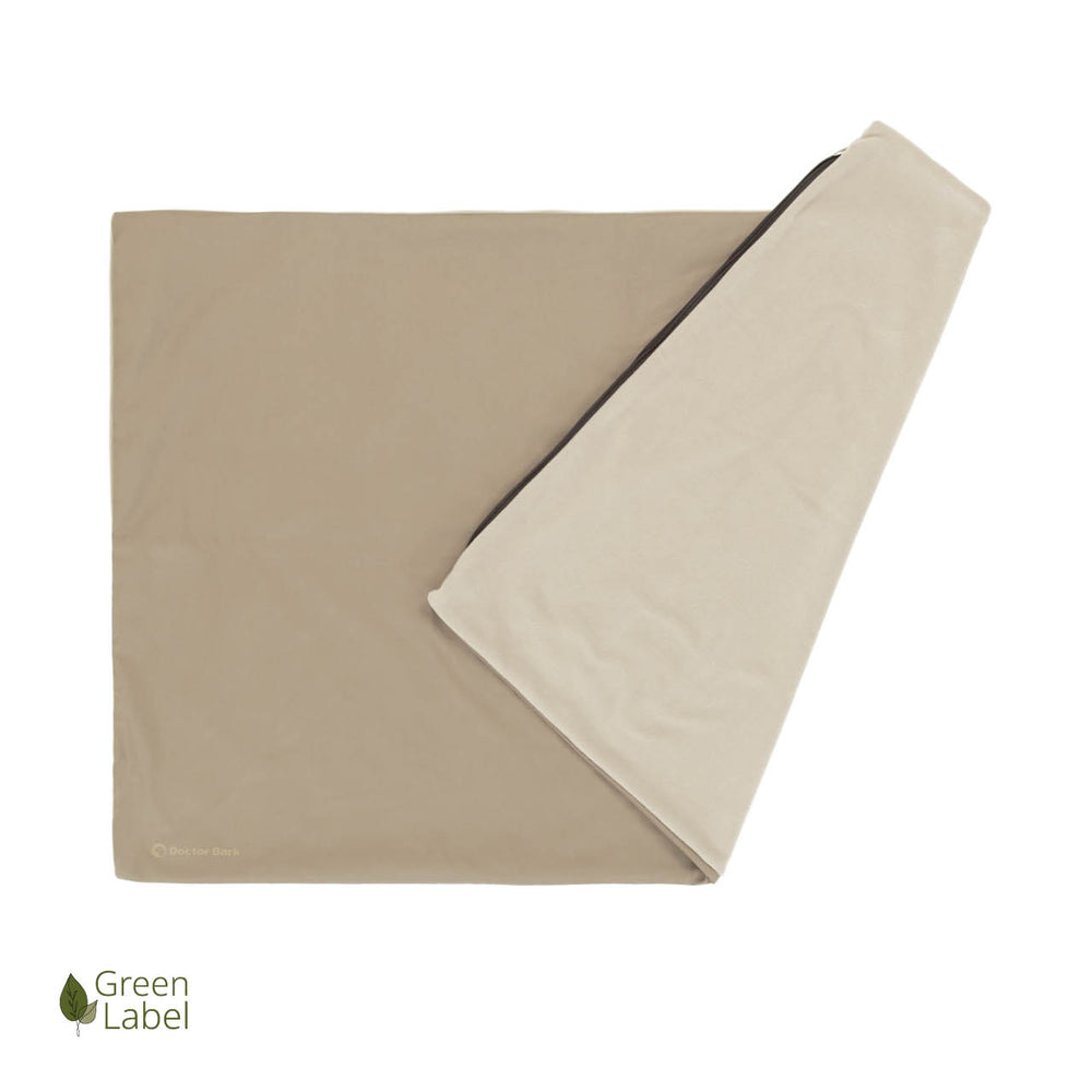 Beige Fleece-Decke mit einfarbiger Oberfläche und Green Label Logo, gefaltet für gemütliches Ambiente.