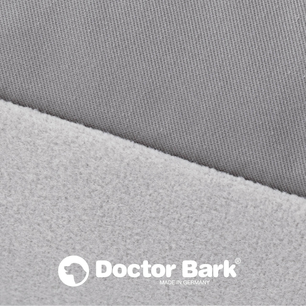 Nahaufnahme des Doctor Bark Country-Kissen Covers in Grautönen mit glattem und flauschigem Stoff.