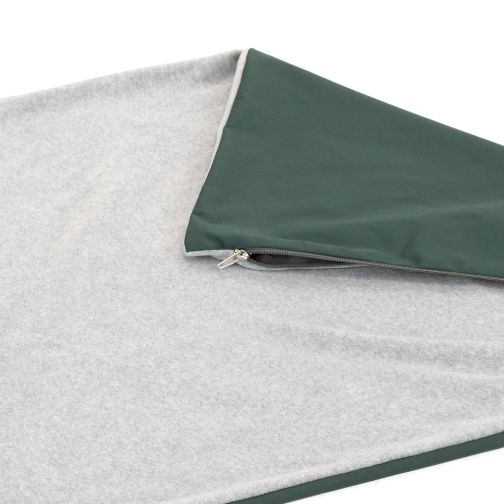 Graues Fleece-Kissen Cover mit dunkelgrüner Außenschicht und Reißverschluss von Doctor Bark für komfortables Wohnen.