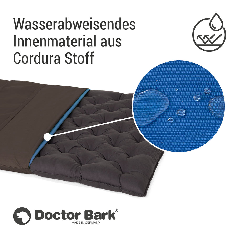 Doctor Bark Schlafmatte aus Cordura-Stoff mit wasserabweisendem Effekt und abperlenden Wassertropfen im Fokus.