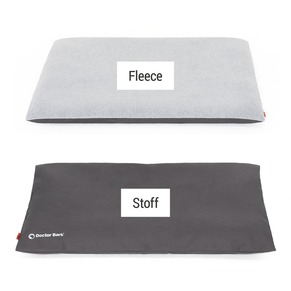 Zwei rechteckige Kissenbezüge: grauer Fleece oben, schwarzer Stoff unten, in schlichter Form für einen modernen Look.