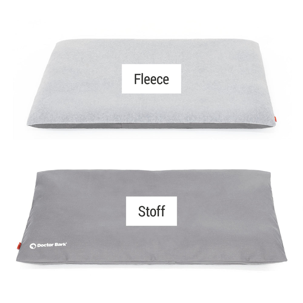 Zwei graue Kissenbezüge: oben Fleece, unten mit Doctor Bark Logo aus einem anderen Stoff. Ortho Country-Kissen.