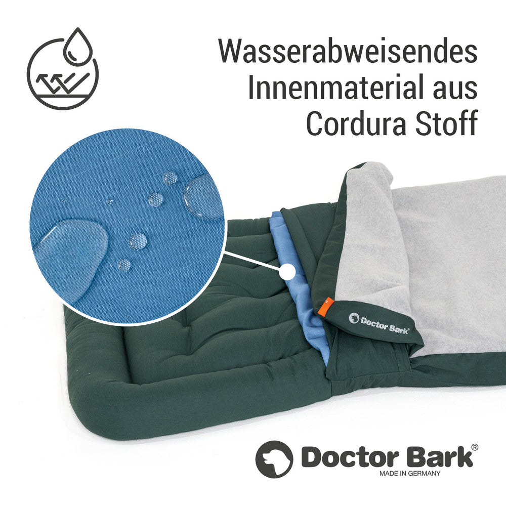 Wasserdichtes Doctor Bark Lounge-Kissen mit Cordura-Stoff, zeigt Wassertropfen zur Verdeutlichung der Wasserabweisung.