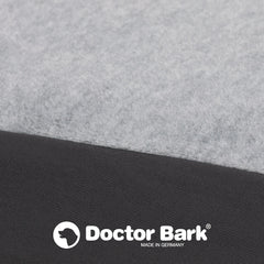 Graue und schwarze Stofflagen der Doctor Bark orthopädischen Matratze mit Logo und Text "MADE IN".
