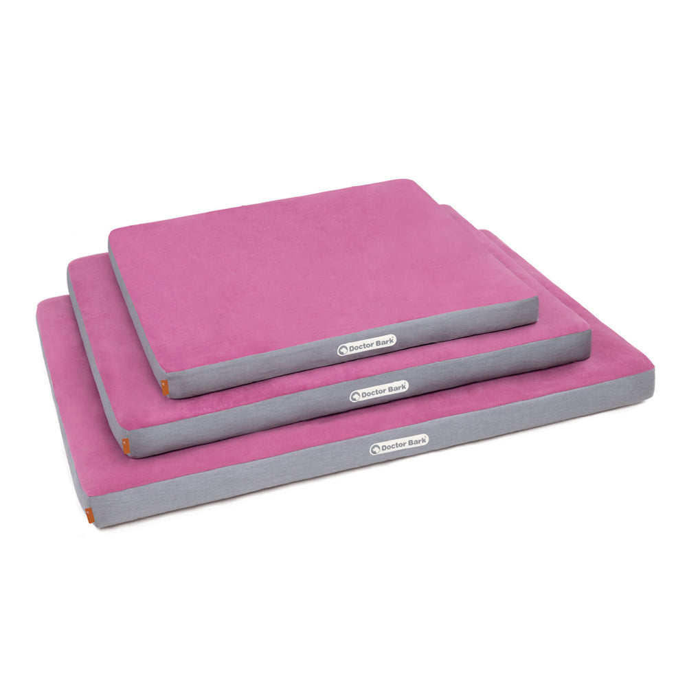 Drei rechteckige Hundekissen in Pink und Grau, ideal für gesunden Schlaf und komfortable Ruhepausen.