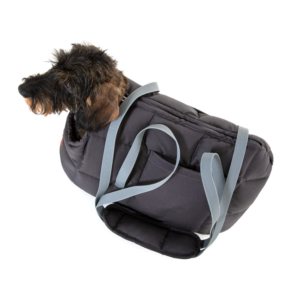 Grau gepolsterte Hundetasche mit kleinen Hund, der neugierig aus der Trage schaut. Ideal für Komfort und Sicherheit unterwegs.