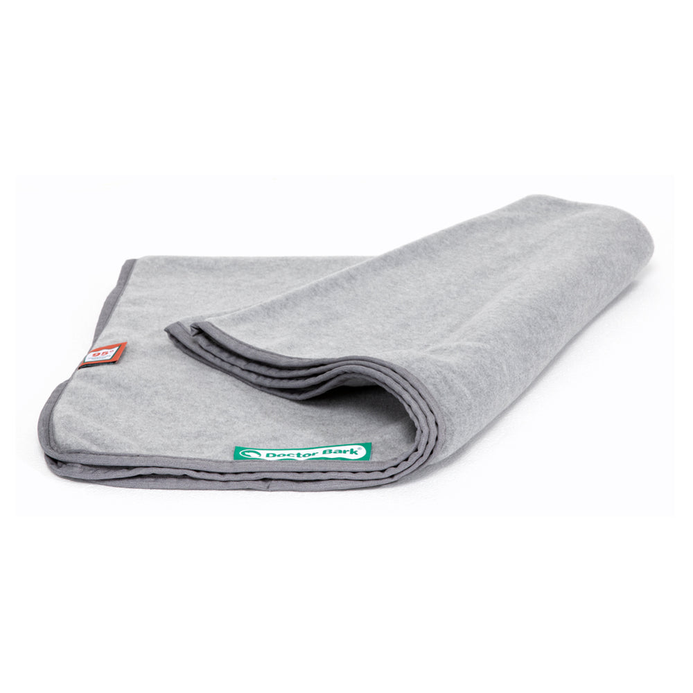 Flauschige graue Doctor Bark Kuscheldecke aus Fleece, ordentlich gefaltet mit buntem Markenaufnäher.