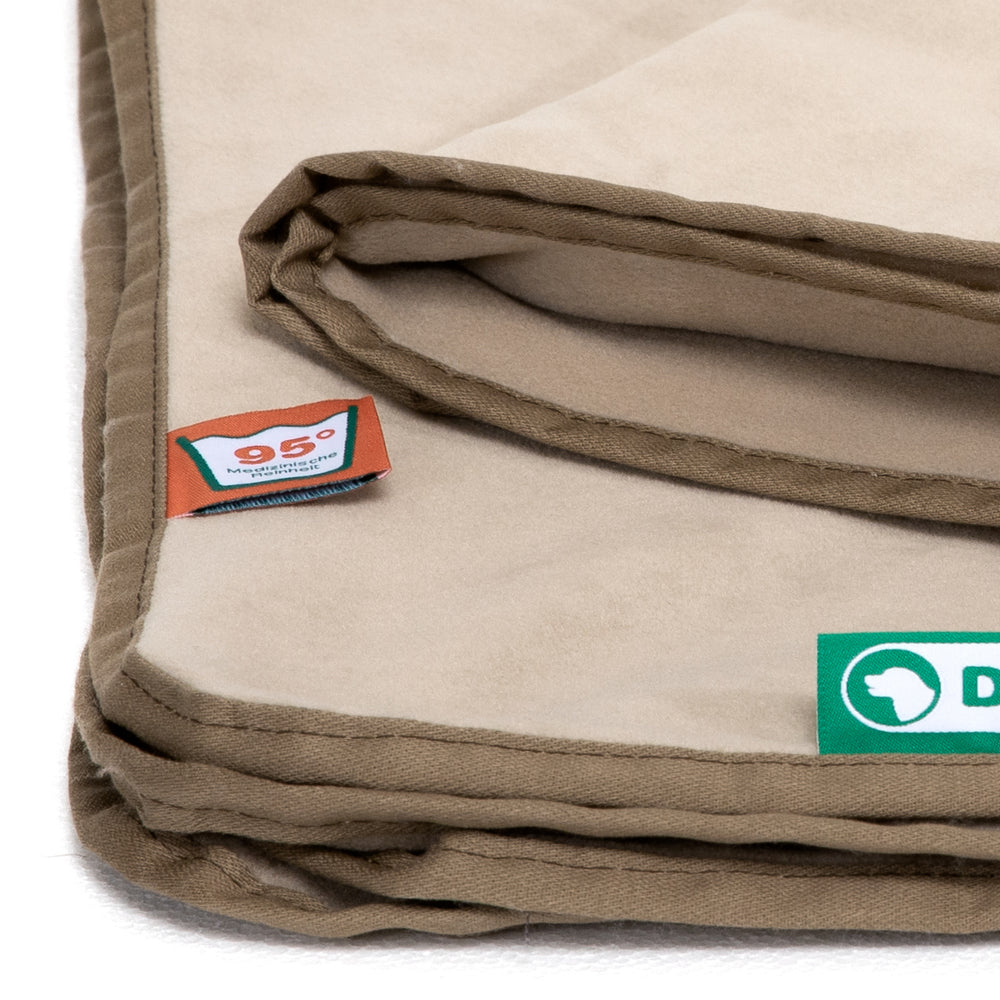 Beige Fleece Kuscheldecke von Doctor Bark mit umgeschlagenen Kanten und Temperaturetiketten in Rot und Grün.