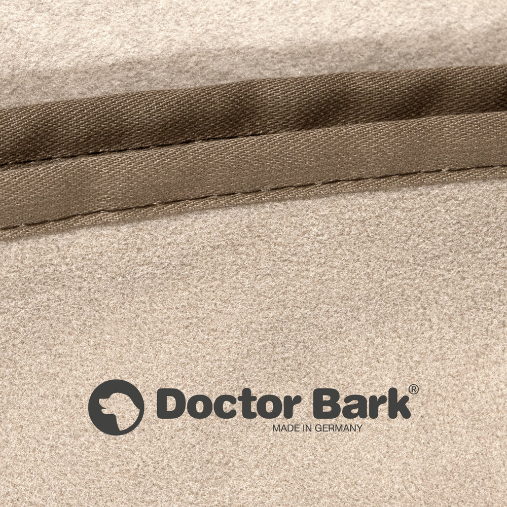 Beige Fleece Kuscheldecke von Doctor Bark mit klar erkennbarem Logo und dem Hinweis "MADE IN GERMANY".