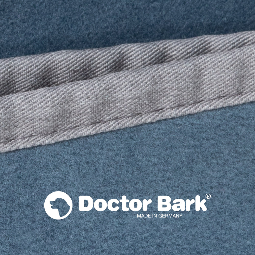 "Doctor Bark Kuscheldecke aus Fleece in Blau mit grauer Kante und deutschem Logo, ideal für Hunde."