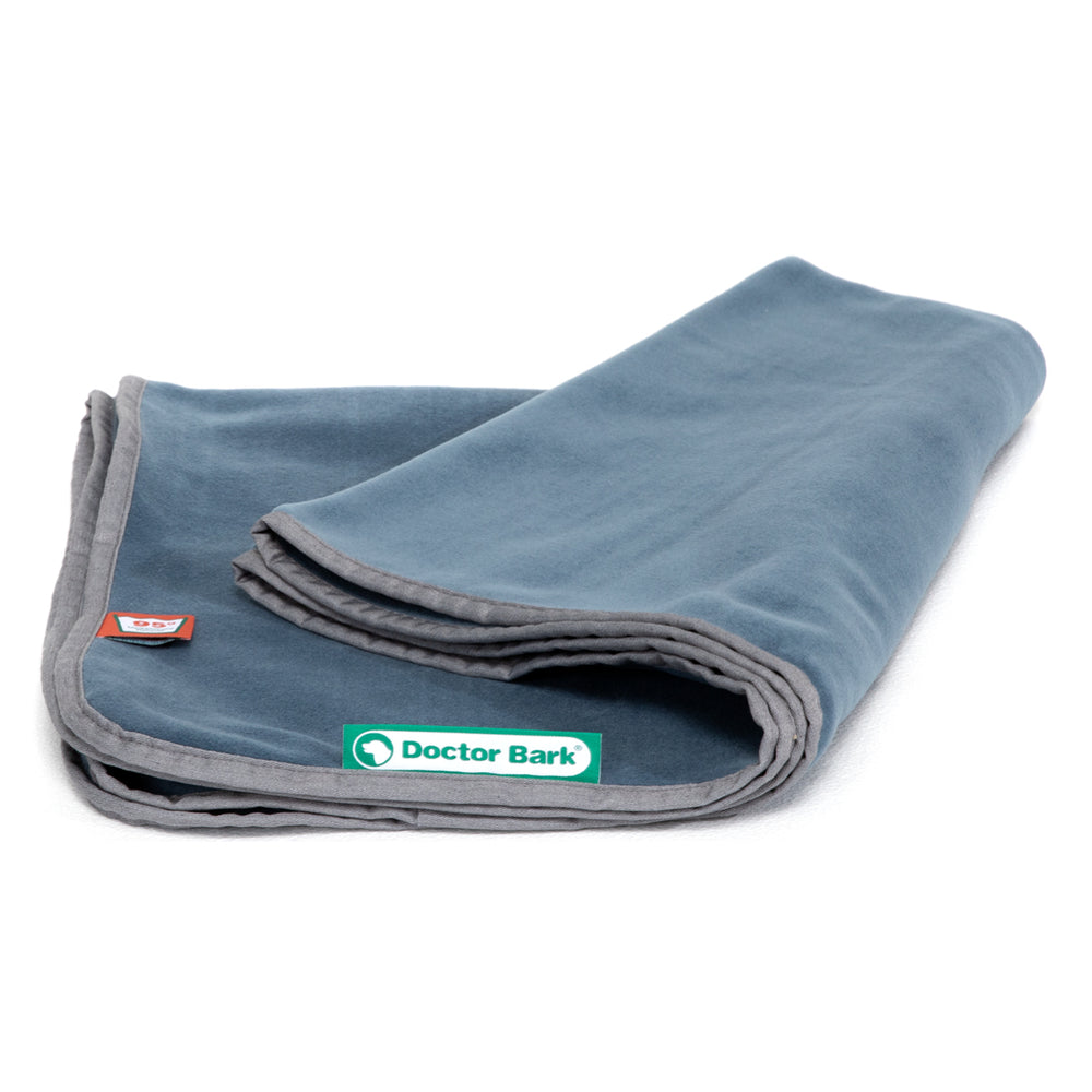 Zweifarbige Fleece-Decke in Blau und Grau mit Doctor Bark Aufnäher, weich und gemütlich, ideal zum Kuscheln.