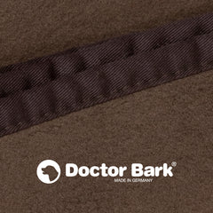 Braune Fleece Kuscheldecke von Doctor Bark mit dunkler Naht und "MADE IN GERMANY" Logo. Gemütlich und hochwertig.