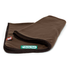 Braune Fleece Kuscheldecke von Doctor Bark, weich gefaltet mit Logo-Etikett in der Ecke. Ideal für gemütliche Momente.