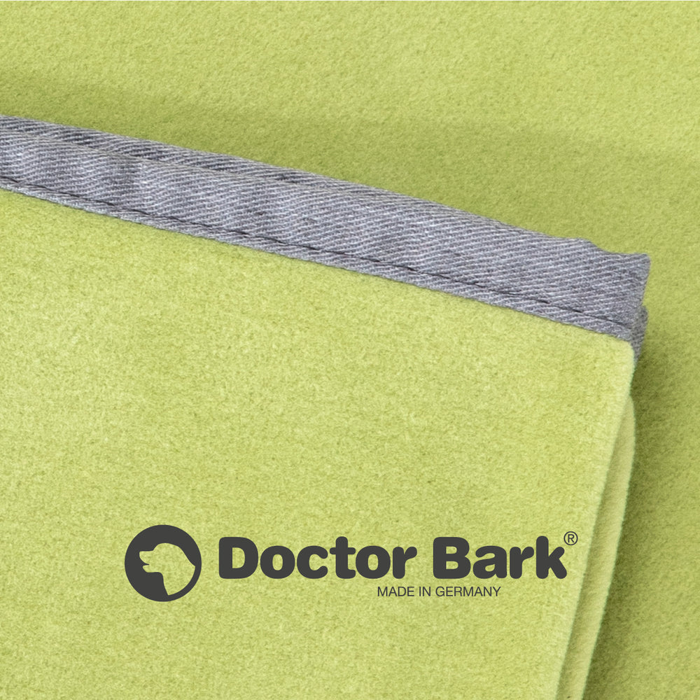 Grüne Fleece-Kuscheldecke von Doctor Bark mit grauem Rand und "MADE IN GERMANY"-Hinweis.