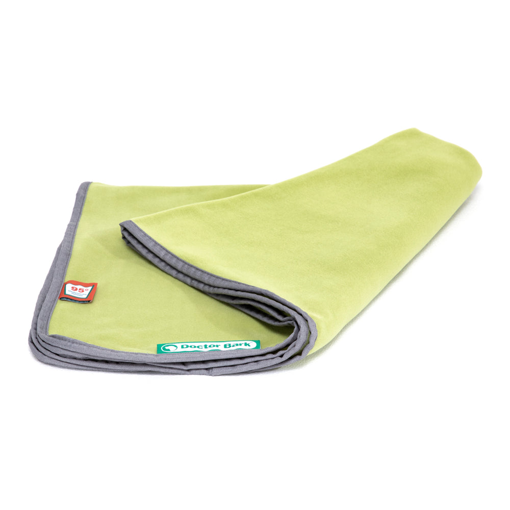 Kuschelige Doctor Bark Fleece-Decke in frischem Grünton mit grauem Rand, ideal für gemütliche Abende.
