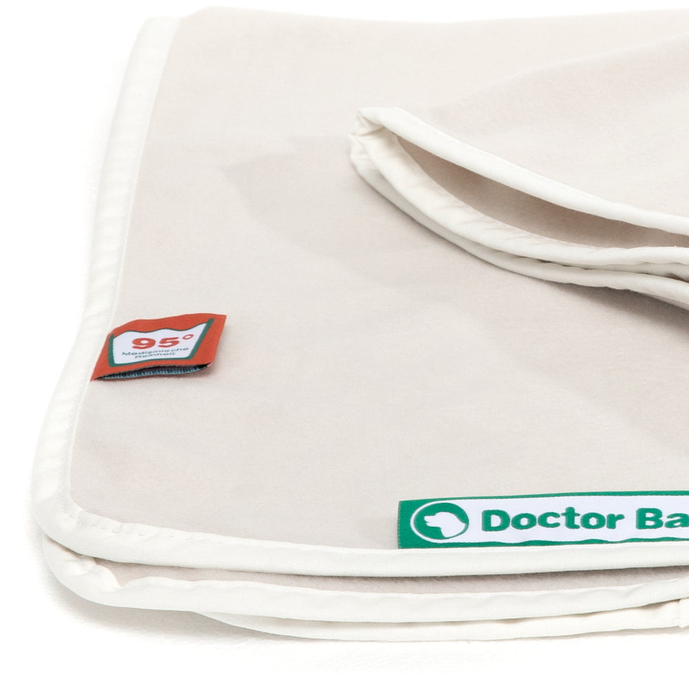 Beige Fleece Kuscheldecke mit weißen Rand und "Doctor Bag" Schild in grüner Schrift, ideal für gemütliche Abende.