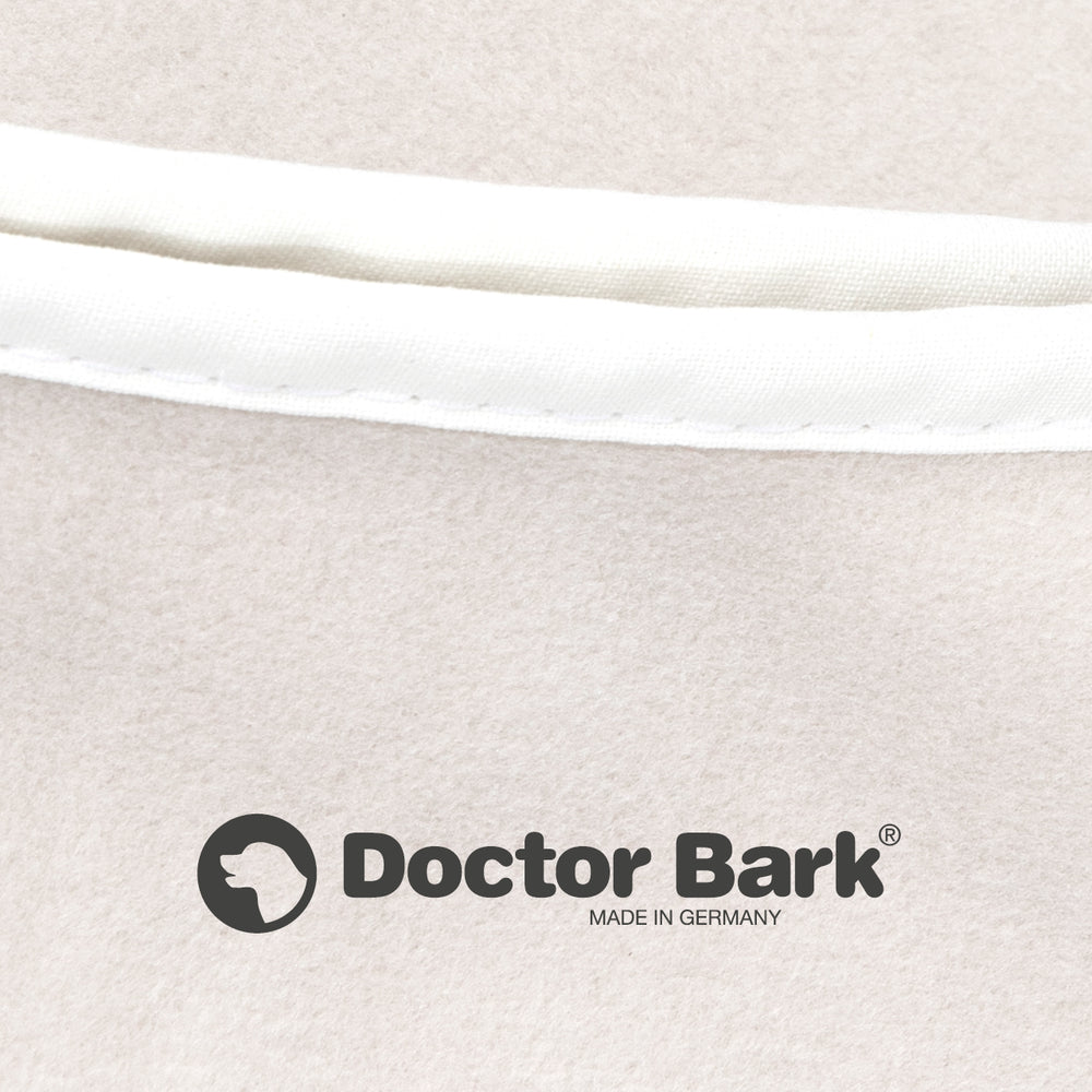 Logo von Doctor Bark auf einem hellen Textil, schwarz bedruckt mit "Doctor Bark" und "MADE IN GERMANY".